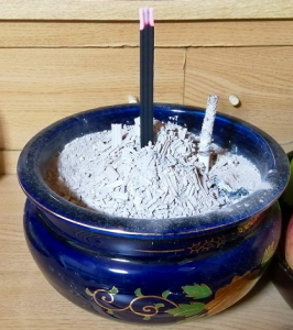 線香をあげる