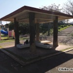 【2021年】うるま市の田場児童公園は広い広場と巨大コンクリート滑り台が楽しい！_休憩所2