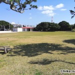 【2021年】うるま市の田場児童公園は広い広場と巨大コンクリート滑り台が楽しい！_広場3
