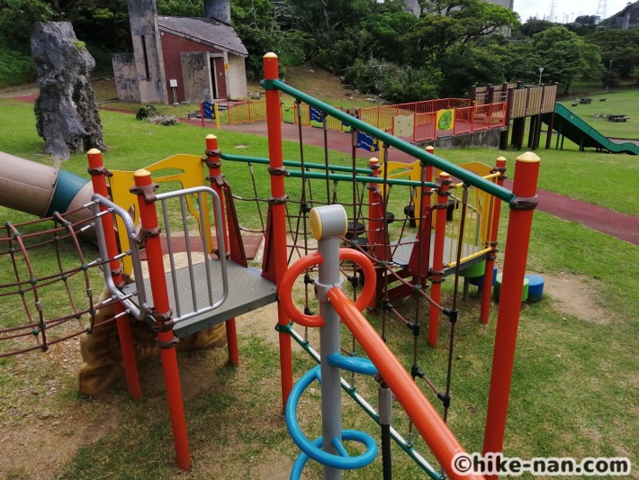 【2021年】遊具が密集＋目立つすべり台が特徴！沖縄市の八重島公園に遊びに行ってみよう！Aエリア_連結型巨大遊具13